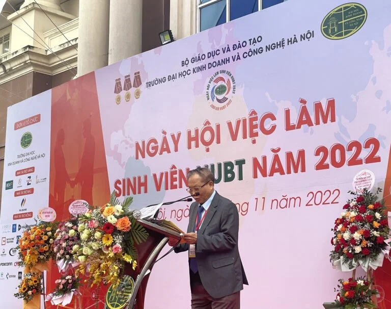 Sinh viên tìm kiếm cơ hội qua Ngày hội việc làm