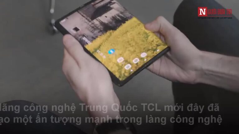 Video: Cận cảnh nguyên mẫu smartphone màn hình gập 3 ấn tượng