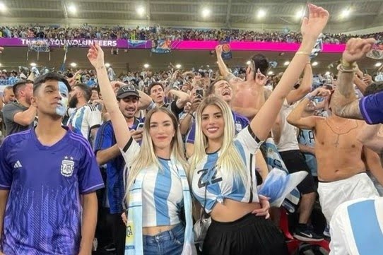 Động thái mới nhất của nữ CĐV Argentina cởi áo ăn mừng trên khán đài