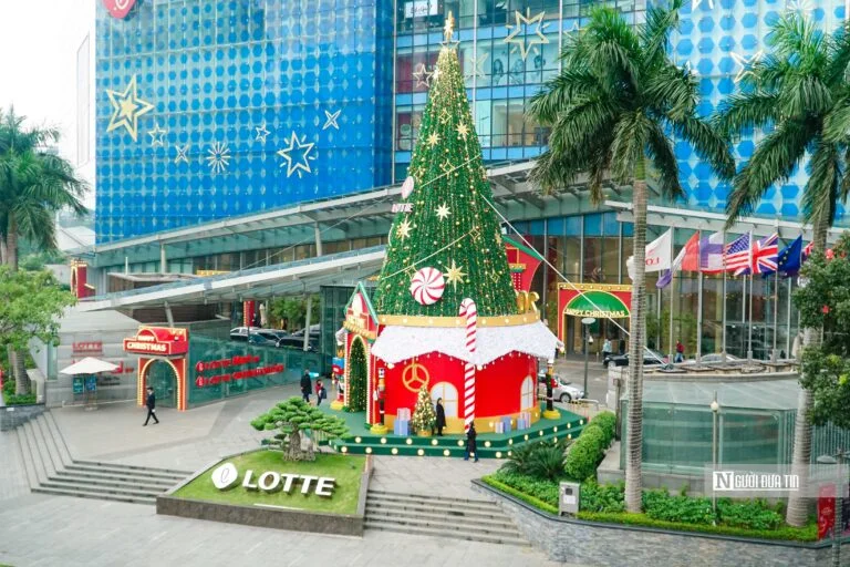 Người dân thích thú check-in với cây thông khổng lồ trước thềm Noel