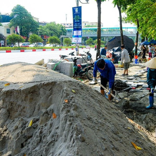 Cử tri Hà Nội đề nghị đánh giá lại đá lát vỉa hè “siêu bền”