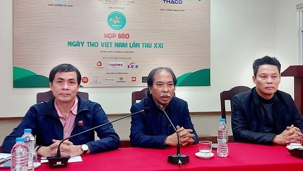 100 câu thơ hay được viết trên giấy dó tại Ngày thơ Việt Nam 2023