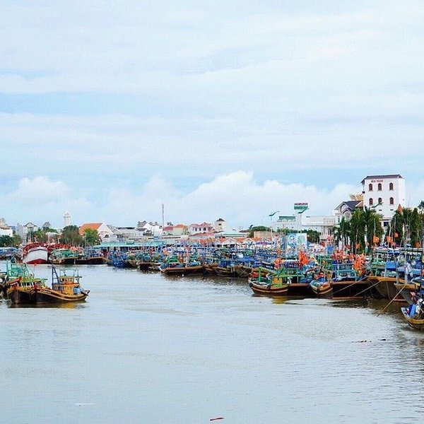 Bình Thuận: Chìm tàu, 12 ngư dân rơi xuống biển, 4 người mất tích