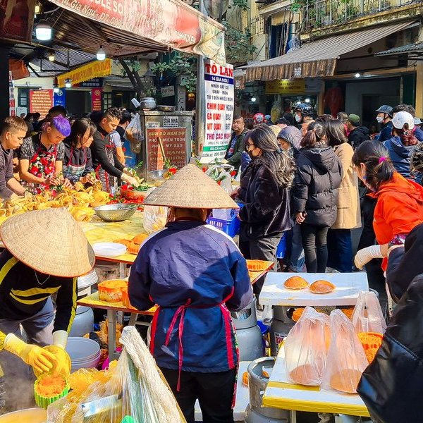 Người dân chen chân mua gà ngậm hoa hồng cúng giao thừa