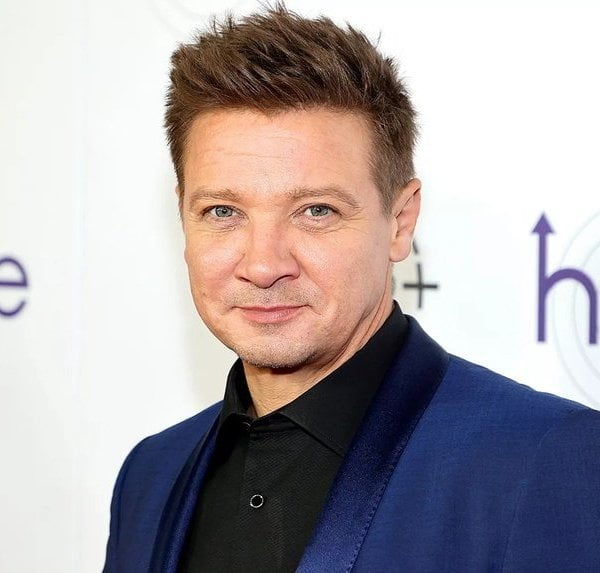 Tài tử Jeremy Renner đã phải trải qua 2 ca phẫu thuật sau tai nạn