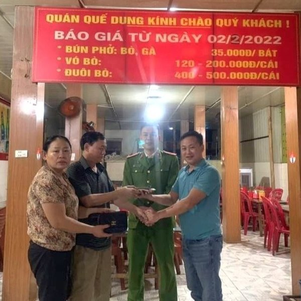 Bỏ quên 32 triệu ở quán phở, người đàn ông được chủ tìm trả lại