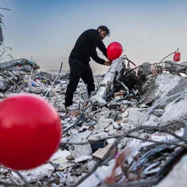 Động đất ở Thổ Nhĩ Kỳ: Bóng bay đỏ tưởng nhớ những em nhỏ xấu số