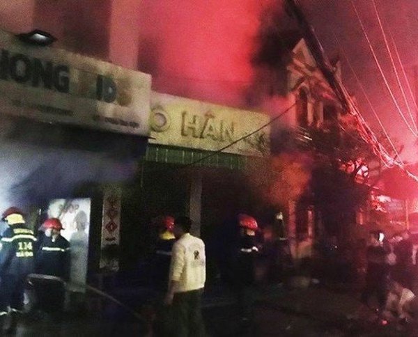 Hà Tĩnh: Hàng chục cảnh sát giải cứu 4 người mắc kẹt trong đám cháy