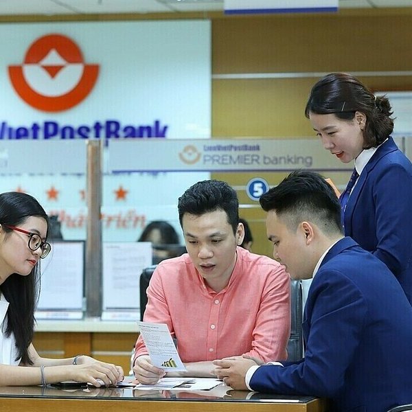 Lãnh đạo và loạt người nhà LienVietPostBank liên tục bán cổ phiếu