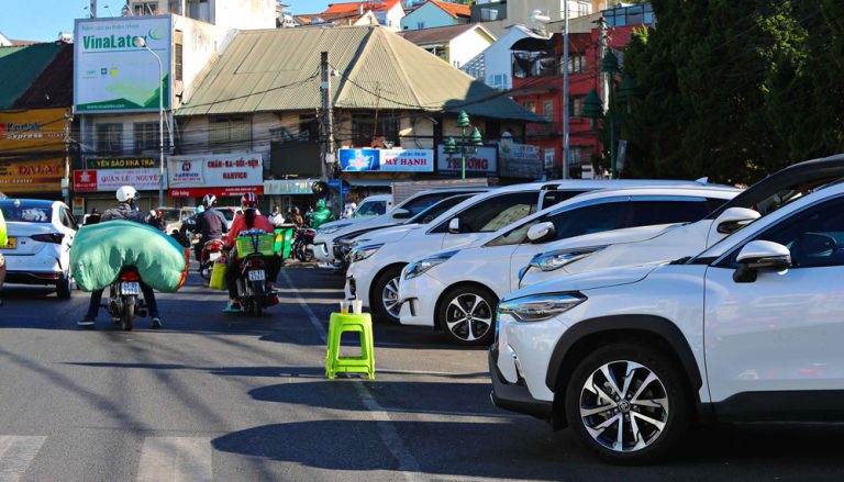 Người trúng đấu giá điểm giữ xe gần 7 tỷ đồng/5 năm làm đơn xin hủy kết quả