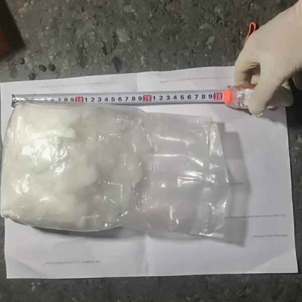 Vĩnh Long: Bắt đối tượng vận chuyển gần 1 kg ma túy