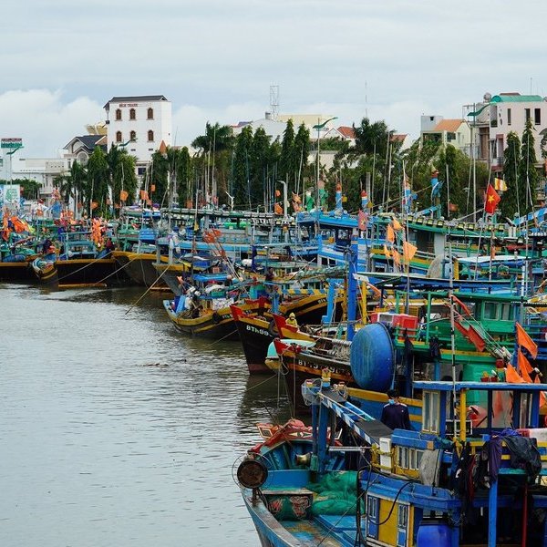 Bình Thuận: Sóng to đánh chìm tàu chở hàng, 2 thuyền viên mất tích