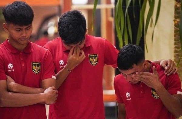 HLV và cầu thủ Indonesia hóa “lệ tổ” khi mất suất dự World Cup