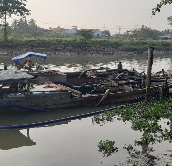 Vĩnh Long: Bắt 2 ghe khai thác cát trái phép trong đêm