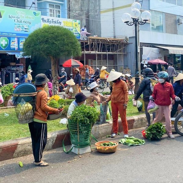 Độc đáo những “cửa hàng” rau di động của phụ nữ Ba Na