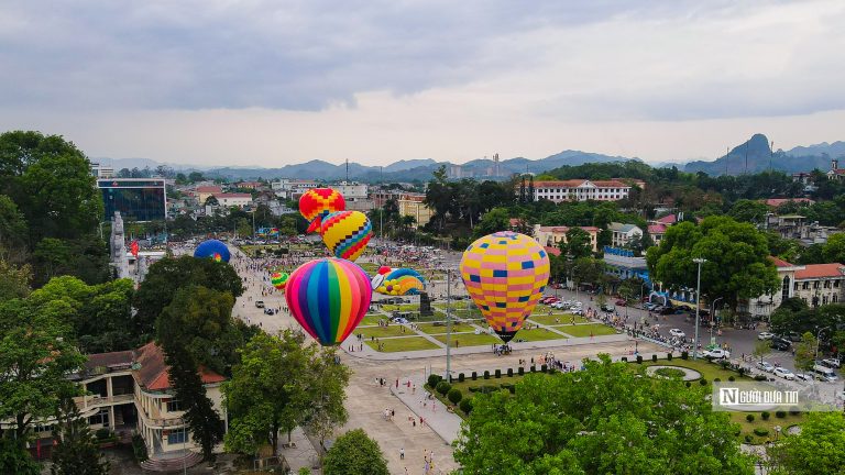 Người dân hào hứng tại lễ hội khinh khí cầu quốc tế ở Tuyên Quang