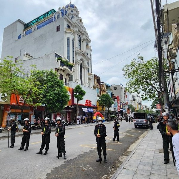 Cảnh sát cơ động chốt chặn, phong tỏa nhà “Tuấn Thần Đèn” ở Thanh Hóa