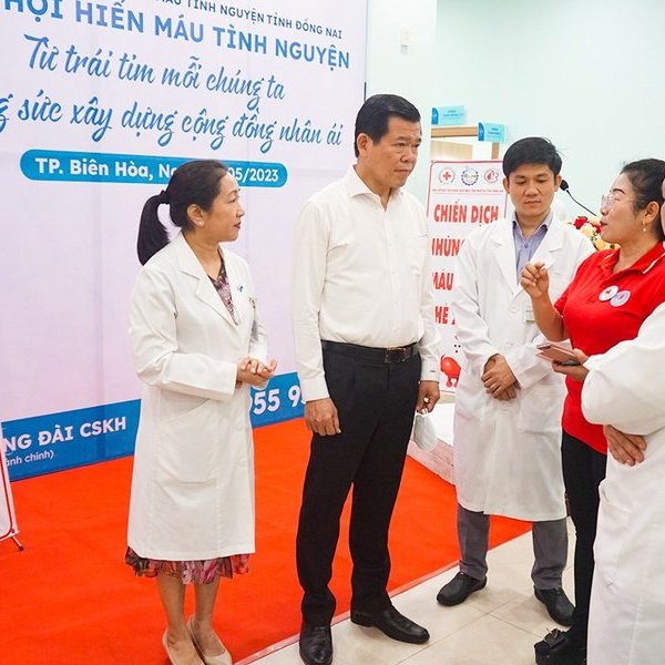 Đồng Nai: Lãnh đạo tỉnh cùng hơn 200 người dân tham gia hiến máu tình nguyện