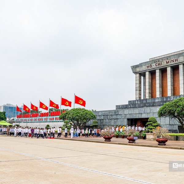 Dòng người xếp hàng dài vào Lăng viếng Chủ tịch Hồ Chí Minh ngày 19/5