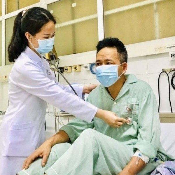 Người đàn ông bị bỏng họng sau khi uống nhầm hoá chất tẩy rửa sàn