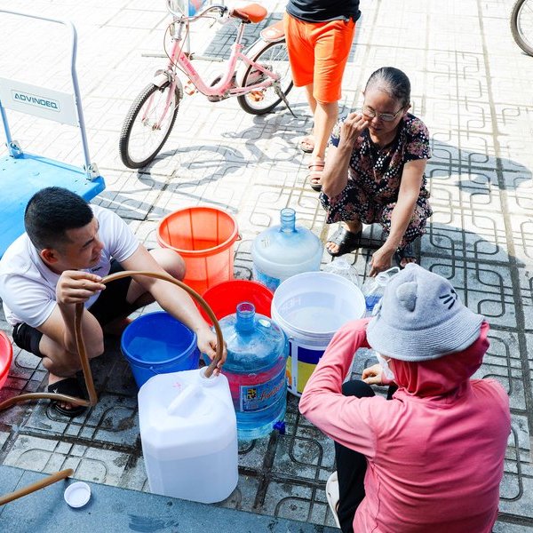 Hà Nội: Hàng trăm người dân đội nắng đi lấy nước tích trữ