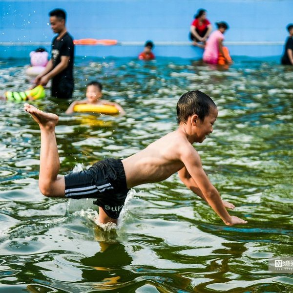 Người dân ngoại thành Thủ đô biến ao nước thành bể bơi tiền tỷ