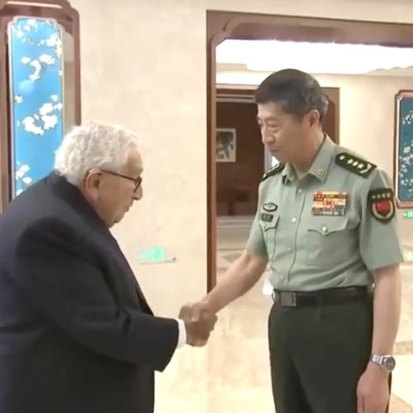 Cựu ngoại trưởng Mỹ bất ngờ gặp Bộ trưởng Quốc phòng Trung Quốc