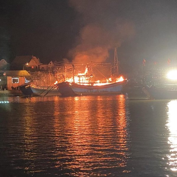 Hé lộ nguyên nhân ban đầu khiến cho 5 tàu cá ở Nghệ An bị cháy