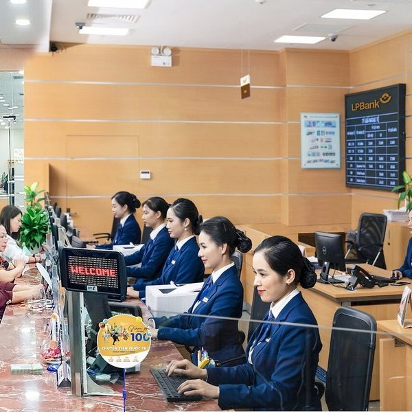 Lãi suất huy động tăng cao khiến LPBank báo lãi giảm 51%