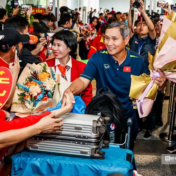 Đội tuyển nữ Việt Nam rạng rỡ trở về nuớc