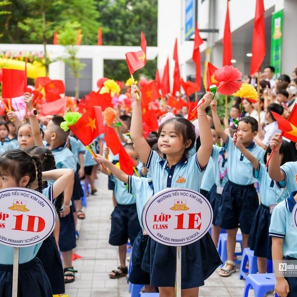 Cô trò rạng rỡ đón khai giảng trong ngôi trường mới