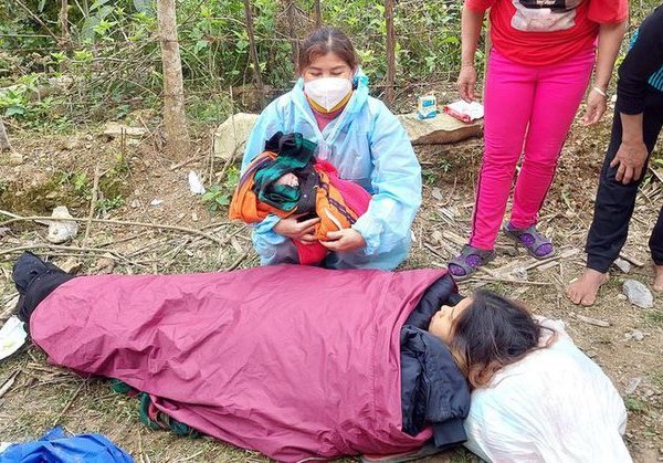 Cống hiến thầm lặng của những "cô đỡ thôn bản" vùng cao: “Cánh tay nối dài” của ngành y tế tại vùng núi biên giới (Bài 1)