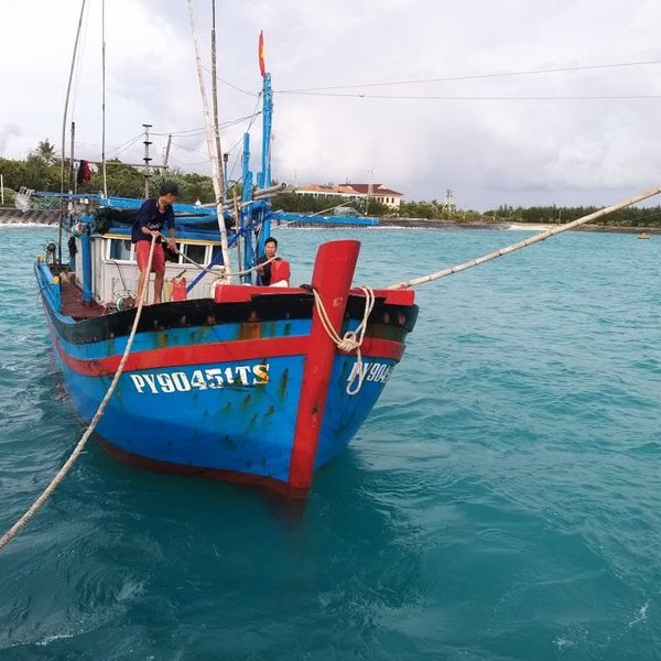 Hỗ trợ khắc phục sự cố trục chân vịt cho tàu cá ngư dân Phú Yên