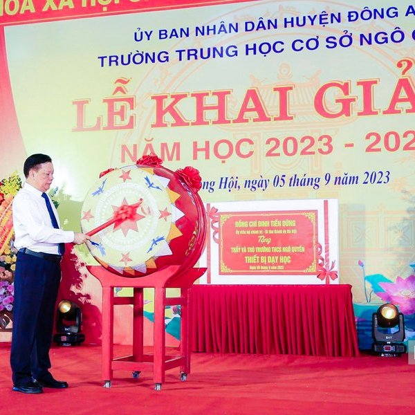 Lãnh đạo Tp.Hà Nội dự và đánh trống khai giảng năm học mới