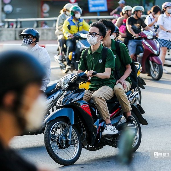 Liên tục phát hiện các trường hợp học sinh “đầu trần” đi xe gắn máy