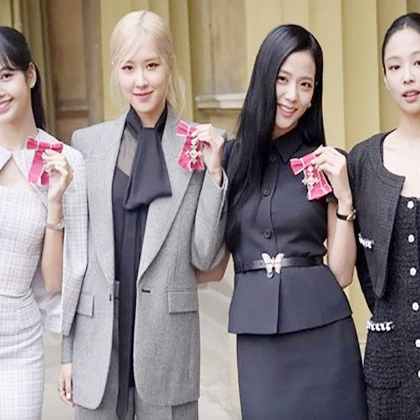 BLACKPINK nhận Huân chương nước Anh và những đặc quyền của Rosé