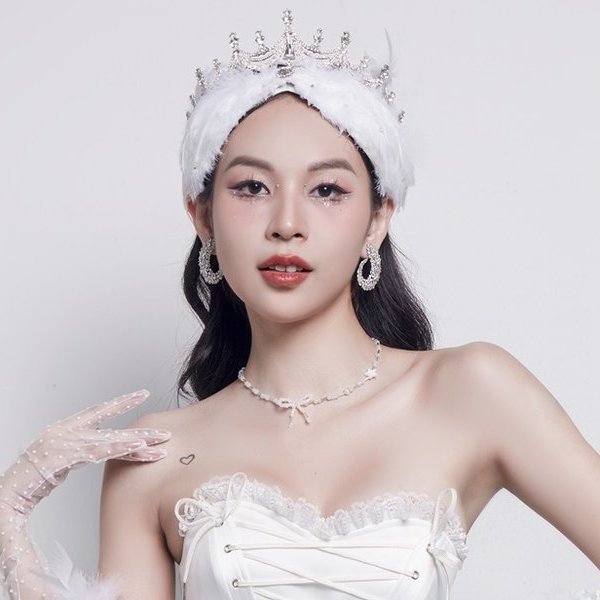 Phí Phương Anh “vịt hóa thiên nga” trong MV Dancing Queen