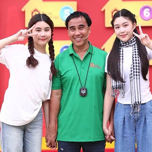 MC Quyền Linh nhảy múa cùng 2 con gái xinh như hoa hậu gây sốt mạng xã hội