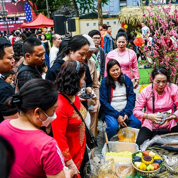 Người dân xếp hàng thử đặc sản bậc nhất Hà Nội