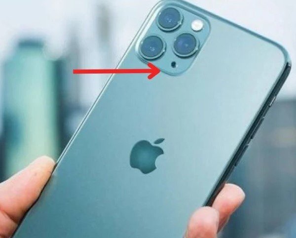 Dùng iPhone nhưng không phải ai cũng biết lỗ tròn màu đen cạnh camera có tác dụng gì