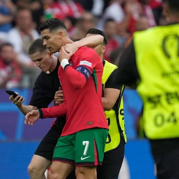Động thái của UEFA sau khi Ronaldo bị Fan cuồng quấy rối