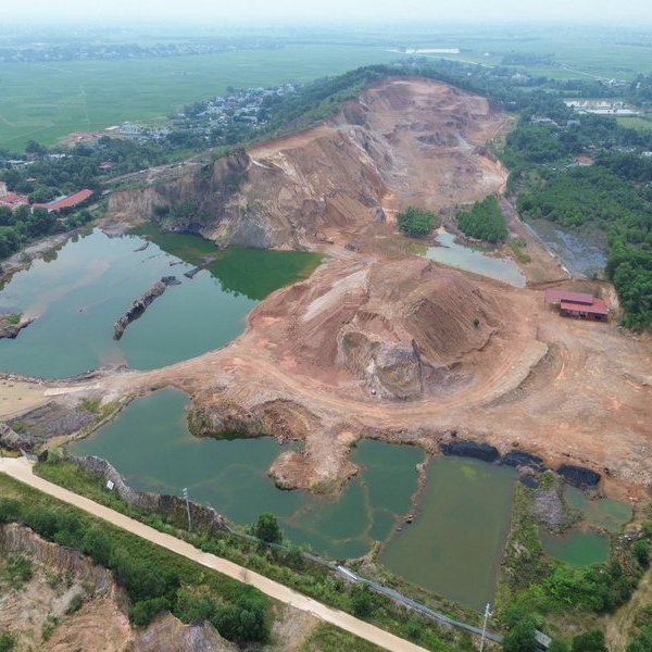 Dừng khai thác mỏ đất công ty Việt Lào nơi có “bom” nước treo trên cao